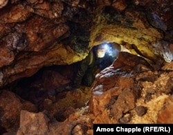 Якуб Кристек в частично обрушенной урановой шахте на юге Чешской Республики, где была прекращена добыча в 1960-х годах