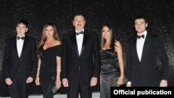 Ильхам Алиев с семьей. Лейла стоит справа 