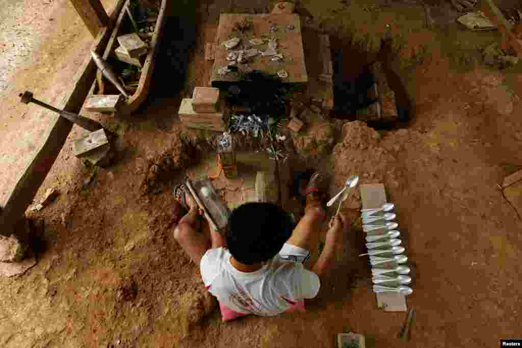 В одной из деревень Лаоса местные жители открыли завод по переработке корпусов бомб. Из них теперь делают столовые приборы.