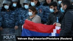 Демонстрантка с флагом непризнанной Нагорно-Карабахской республики на митинге в Ереване