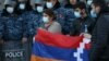 Демонстранты в Ереване с флагом непризнанной Нагорнокарабахской республики 