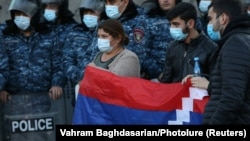 Демонстранты в Ереване с флагом непризнанной Нагорнокарабахской республики 