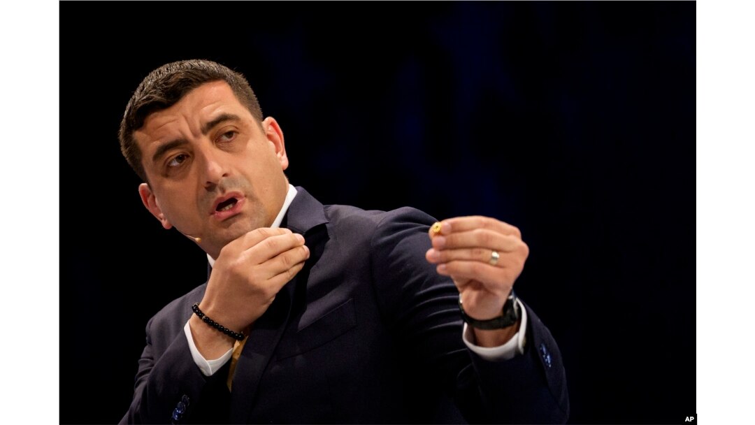 Кандидат у президенти Джордже Сіміон під час виборчих дебатів напередодні другого туру переголосування президентських виборів у Бухаресті, Румунія, 8 травня 2025 року
