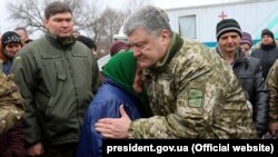 Президент України Петро Порошенко із місцевими жителями в Луганській області поблизу фронту, 16 березня 2018 року. Він відвідав визволений від російських гібридних сил населений пункт Катеринівка, а також місто Золоте в Луганській області