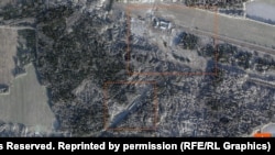 Тэрыторыя былога вайсковага аэрадрому каля горада Крычаў на спадарожнікавым здымку Planet Labs 16 лістапада 2025 года. Абведзеныя зоны будаўніцтва, у тым ліку абноўленая чыгуначная станцыя