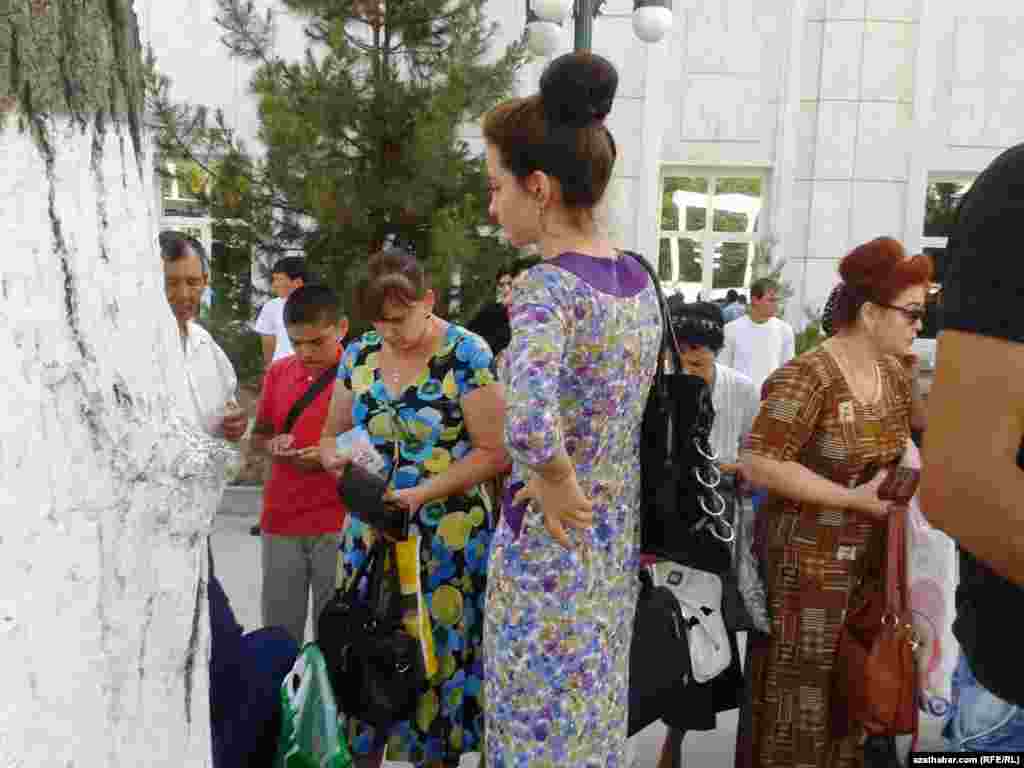 Awtobus biletlerini almaga nobata duran aşgabatlylar