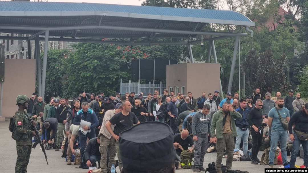 Mercenari români în timpul unei evacuări din Republica Democrată Congo. Nu e clar dacă și câți soldați din această imagine au lucrat sau nu în Armata Română.