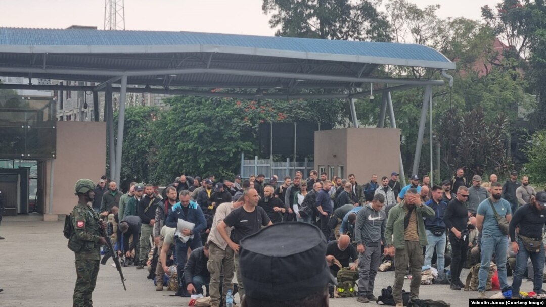 Românii din Congo așteaptă la controlul de frontieră de la intrarea în Ruanda.