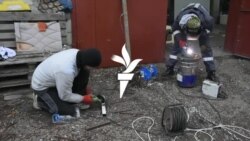 Önkéntesek homokzsákokat töltenek és „sündisznót” építenek az orosz támadás ellen Odesszában