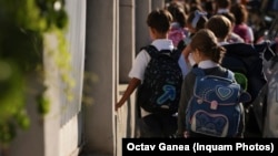 Elevi în prima zi de școală - imagine generică.