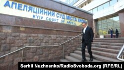 Микола Мартиненко біля Апеляційного суду Києва, 3 травня 2017 року