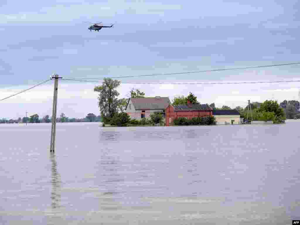 Польшча. Верталёт аблятае затопленыя паводкай вёскі