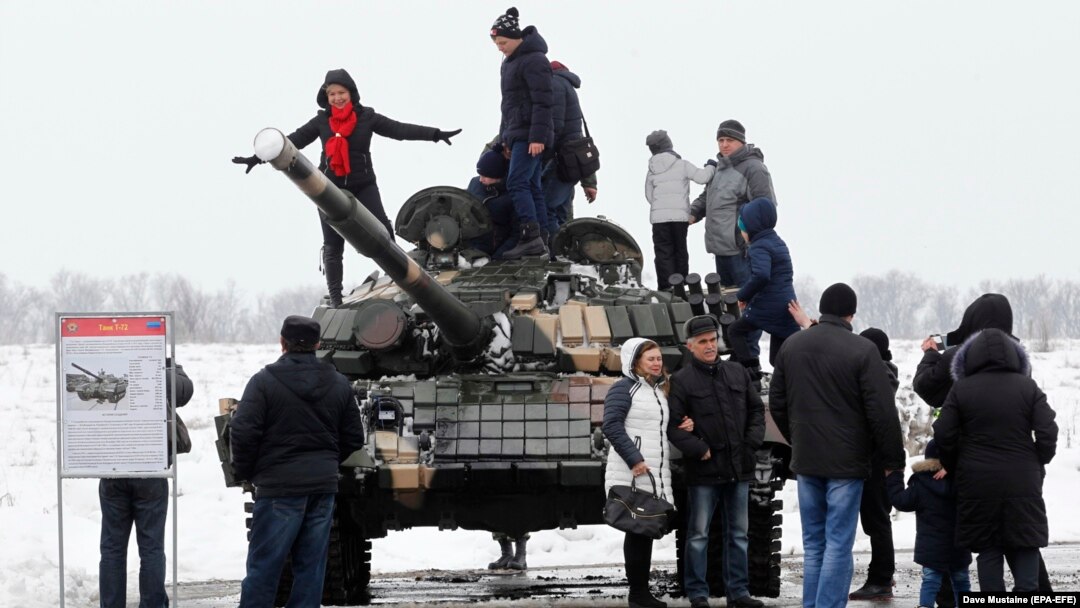 Armament rusesc greu se află deja în estul Ucrainei. E folosit de separatiștii sprijiniți de Moscova. În conflictul armat început în 2014 au murit deja peste 13.000 de oameni. În imagine: locuitori din Luhansk se fotografiază alături de un tanc T-72 al separatiștilor, în 2020.