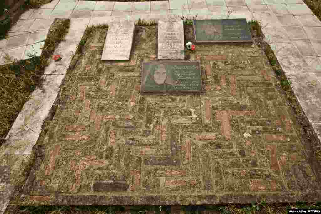 Fərqli görünüşlü məzarlardan biri.