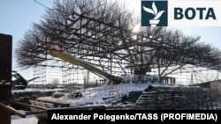 Tanke në një punishte në rajonin e Zaporizhjas që kontrollohet nga ushtria ruse.