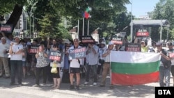 Протестът в Плевен в неделя. На част от плакатите в стилистиката на "Възраждане" пише на английски "Не на еврото", както и "Първо питайте хората".
