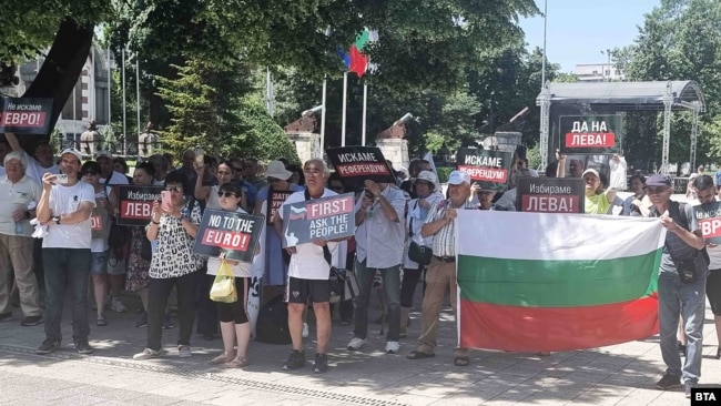 Протестът в Плевен в неделя. На част от плакатите в стилистиката на "Възраждане" пише на английски "Не на еврото", както и "Първо питайте хората".