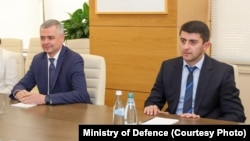 გიორგი ხაინდრავა (მარცხნივ, ასევე ბრალდებული ამ საქმეზე) და ვლადიმერ ღუდუშაური ხვდებიან ერთ-ერთი კომპანიის წარმომადგენლებს. 2024 წლის 12 იანვარი