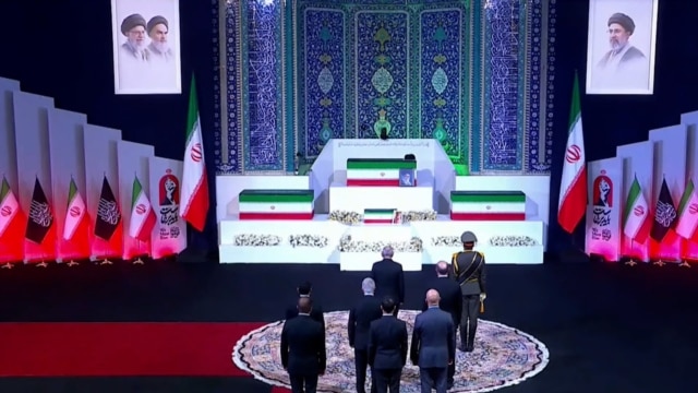 جنجال انتخاب گزینشی آیات قرآن در مراسم تشییع خامنه‌ای episode artwork