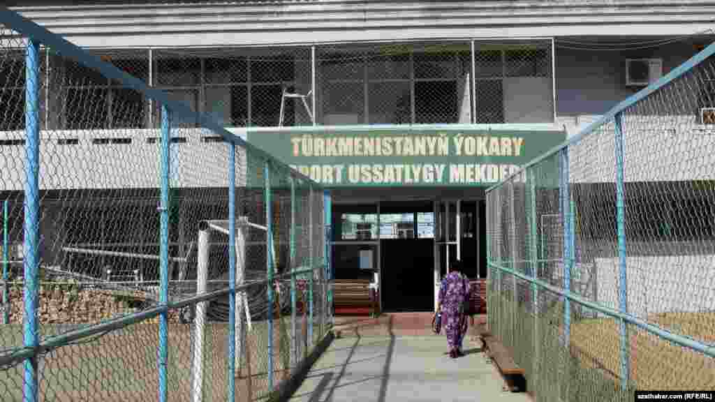 Köpetdag stadionynyň çägindäki sport desgasy 