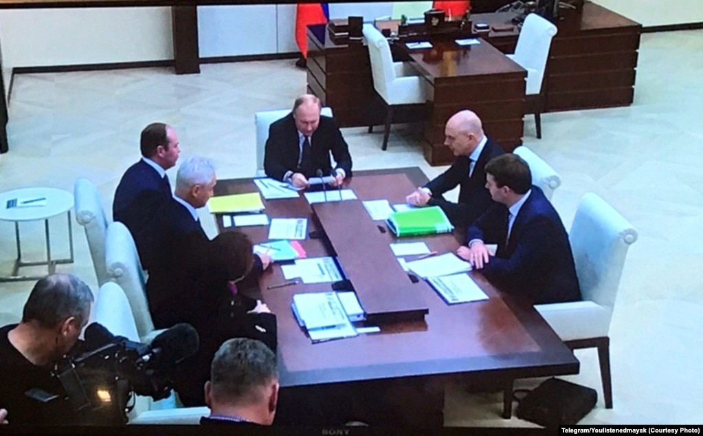 Gazetarët e Kremlinit të pranuar në rezidencën e Putinit detyrohen të dëgjojnë takimet e tij në televizion, i cili transmeton një transmetim të drejtpërdrejtë nga zyra e tij. Foto: Kanali Telegram "Ju e dëgjuat Mayakun", nëntor 2019