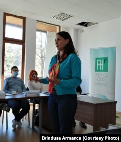 Silvia Tăbușcă într-o conferință organizată de Freedom House România pentru profesori