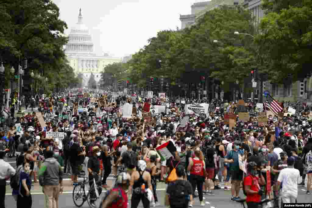 Black Lives Matte.&nbsp;У США та інших країнах світу пройшли протести через смерть афроамериканця Джорджа Флойда, спричинену жорстокими діями поліції 25 травня 2020 року.​ На фото:&nbsp;масова хода учасників мирної демонстрації проти расової дискримінації і свавілля поліції по&nbsp;Пенсильванія-авеню, що зв&#39;язує Білий дім і Капітолій. Вашингтон, США. 6 червня 2020 року​