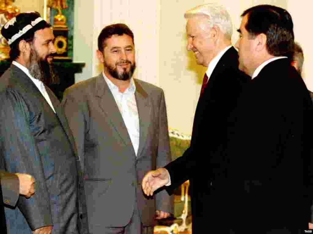 Tajik President Rahmon (right) and opposition leader Nuri (left) signed a general peace agreement in Moscow on June 27, 1997. The signing ceremony was attended by Russian President Boris Yeltsin (second&nbsp;right).