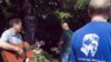 У могилы Владимира Высоцкого на Ваганьковском кладбище в 32-ю годовщину смерти поэта.