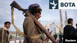 Mbështetësit e Huthëve protestojnë në shenjë solidariteti me Iranin në Sanaa të Jemenit.