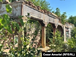 Casă abandonată în comuna Răsmirești (Teleorman). Un sfert dintre casele de aici sunt abandonate.