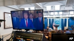 Дональд Трамп соққыдан кейін халыққа үндеу жасап тұр.