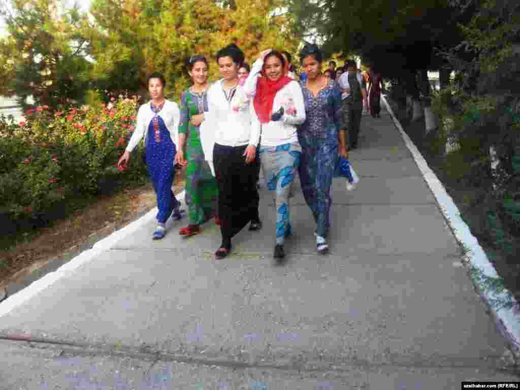 Çäreden gaýdyp barýan talyplar