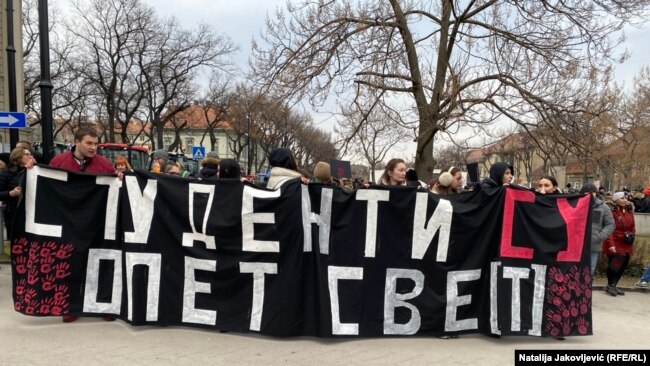 Transparent na protestu u Subotici, 23. februar 2025.
