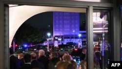 Pripadnici Tajne službe i gosti čekaju ispred hotela Washington Hilton nakon što su se čuli pucnji tokom večere dopisnika Bijele kuće u Washingtonu, 25. aprila 2026.