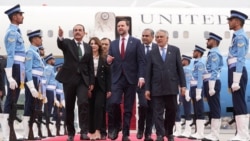 جی دی ونس، وسط، مورد استقبال فرمانده ارتش پاکستان، چپ، قرار گرفت