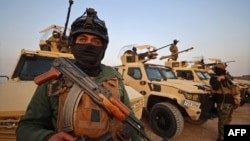 Pripadnici Snaga anrodne mobilizacije stoje na straži u vojnoj bazi u blizini iračko-sirijske granice u Al-Qaimu, arhivska fotografija