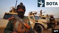 Anëtarët e Forcave të Mobilizimit Popullor në një bazë ushtarake pranë kufirit irakiano-sirian në Al-Kaim.