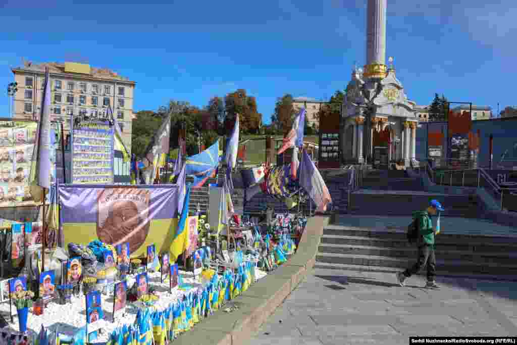Меморіал із прапорців на честь загиблих українських захисників, Київ, 1 жовтня 2026 року