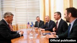 Foto nga një takim i ambasadorit të SHBA-së në Prishtinë, Philip Kosnett dhe kyeparlamentarit Kadri Veseli e kryeministrit, Ramush Haradinaj.