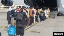 Эвакуация гражданских лиц из Афганистана на военном самолете. Иллюстративное фото.