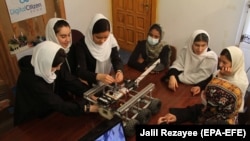 تیم رباتیک دختران هرات در حال ساخت ربات ماین روب. April 26, 2021