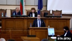 България може да посрещне идващите кризи, без да увеличава дефицита в бюджета, каза служебният министър на финансите Асен Василев.