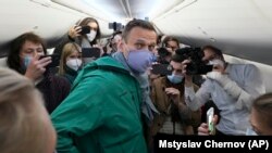 Навальный в самолете на пути в Россию. 17 января 2021