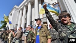 Пікет під парламентом із вимогою скасувати канікули і ратифікувати угоду з ЄС, 1 липня 2014 року