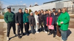 Денис Икбаев (уртада), Илназ Мәхмүтов (уңнан бишенче), Айгиз Абсалямов (уңнан алтынчы) һәм аларның якыннары