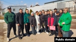 Денис Икбаев (уртада), Илназ Мәхмүтов (уңнан бишенче), Айгиз Абсалямов (уңнан алтынчы) һәм аларның якыннары