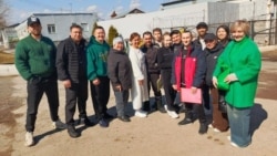 Денис Икбаев (по центру), Ильназ Махмутов (пятый справа), Айгиз Абсалямов (шестой справа) и их близкие 