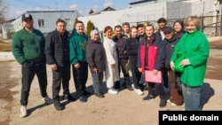 Денис Икбаев (по центру), Ильназ Махмутов (пятый справа), Айгиз Абсалямов (шестой справа) и их близкие 
