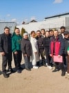 Денис Икбаев (уртада), Илназ Мәхмүтов (уңнан бишенче), Айгиз Абсалямов (уңнан алтынчы) һәм аларның якыннары
